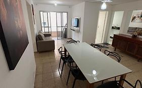 Excelente Apto com elevador, na quadra do mar na Praia do Morro, Bem ventilado e Equipado com utensílios para sua comodidade